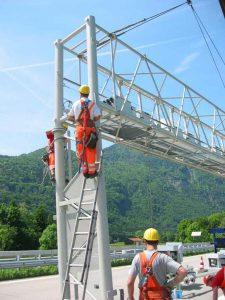 Montage einer Kontrollbrücke für die LKW-Maut